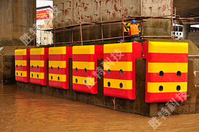 衡水勝特科技有限公司正在為靈江二橋安裝固定式復合材料橋梁防撞設施